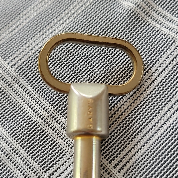 Pull Apart Quick Release Metal Key Keychain - Picture 6 of 6